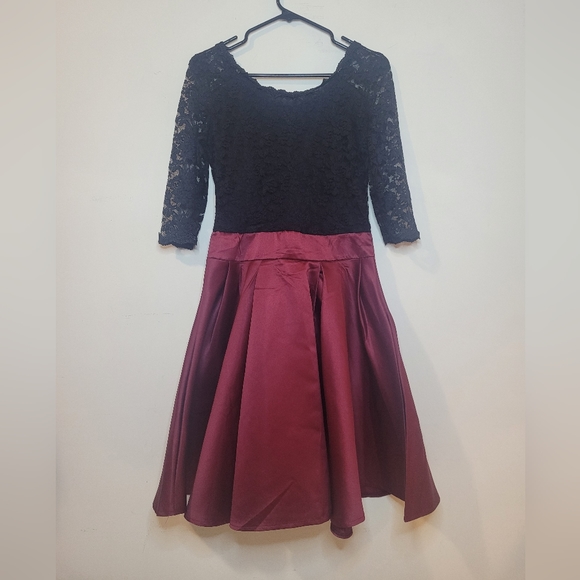 Holiday lace dress - Picture 3 of 3